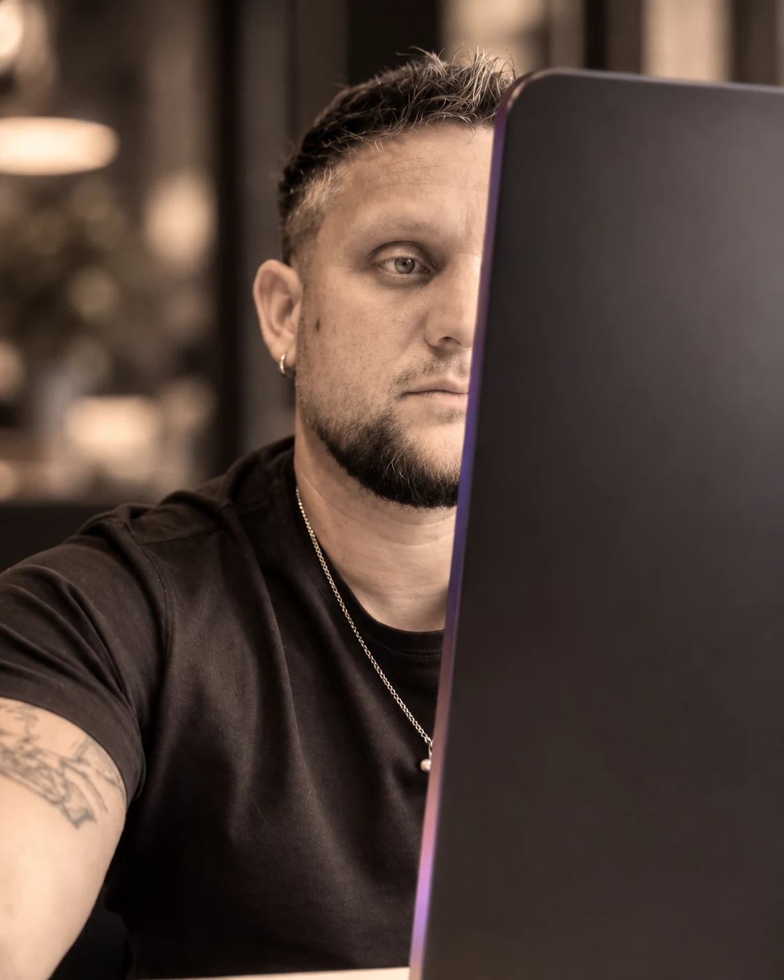 Antony Di Benedetto, fondateur d’ADB Studio, au travail devant son ordinateur